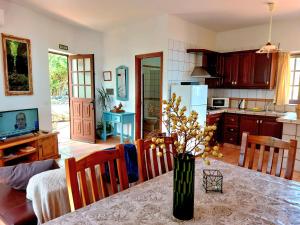 Las Paredes في بارلوفينتو: مطبخ مع طاولة عليها إناء من الزهور