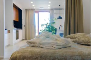 een slaapkamer met 2 bedden en witte handdoeken bij Apartments Bikin in Brela