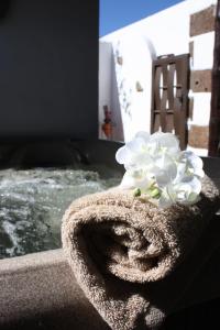 a bouquet of white flowers sitting on a towel at Casa Rural "La Molina" in Máguez