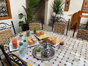 une table avec une plaque de nourriture dans l'établissement Riad El Pacha, à Rabat