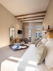 ein Schlafzimmer mit einem großen Bett und ein Wohnzimmer in der Unterkunft Casa Modiano Boutique in Chania