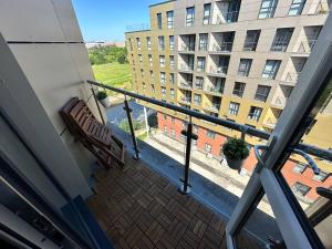 un balcón con un banco y un edificio en Cosy 2 Bed Apt Sleeps 4+Balcony en Mánchester