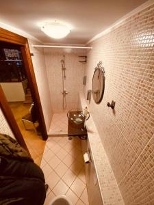 Koupelna v ubytování Arnaia B&B central
