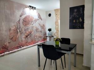 una mesa y sillas en una habitación con una pared en Suite dreams, en Netiv HaShayyara