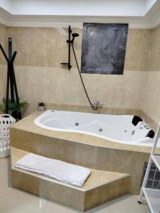 Habitación con baño con bañera. en Suite dreams, en Netiv HaShayyara