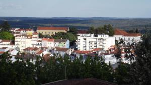 uma cidade com edifícios brancos e telhados vermelhos em Casa Ocre Alojamento Local em Abrantes