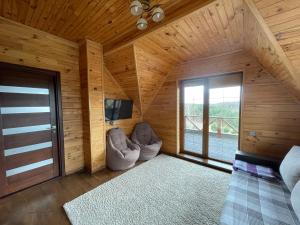 Zimmer mit einem großen Fenster in einer Holzhütte in der Unterkunft 4REST 