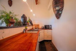 uma cozinha com armários brancos e um balcão de madeira em Countryside - experience em Koewacht