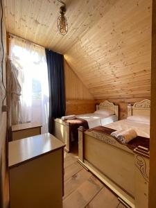 una camera con due letti e una finestra di Hotel Voisa/სასტუმრო ვოისა a Batumi
