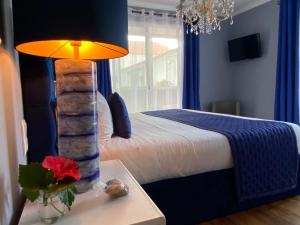 a bedroom with a bed and a lamp on a table at Quinta dos Bravos in Pico da Pedra