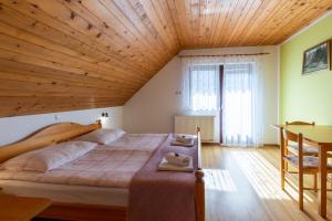 Postel nebo postele na pokoji v ubytování Turistična kmetija Pri Andreju + 37 fotografií