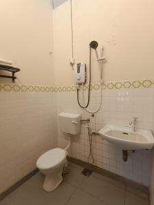 łazienka z toaletą i umywalką w obiekcie AL Cozy Seri Kuantan Home w mieście Kuantan