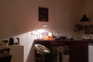 ナポリにあるCortile Montechia By DomusExtraのキッチン(デスク、椅子、ランプ付)