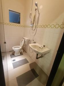 łazienka z toaletą i umywalką w obiekcie AL Cozy Seri Kuantan Home w mieście Kuantan