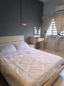 sypialnia z dużym białym łóżkiem i oknem w obiekcie AL Cozy Seri Kuantan Home w mieście Kuantan