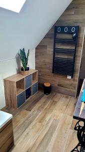 a room with wooden flooring and a staircase at Maison La Bonbonnière chaleureuse avec parking et garage gratuit proche frontière in Forstfeld