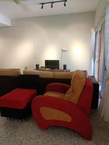 Pokój z kanapą, krzesłem i łóżkiem w obiekcie AL Cozy Seri Kuantan Home w mieście Kuantan