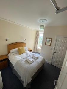 um quarto com uma cama com duas toalhas em Rose and Crown em Goodwick