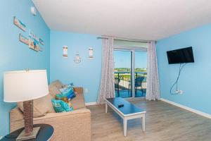 Зона вітальні в 1 Bedroom Suite with City and Partial Ocean Views- Bay View Resort 702