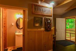 Gallery image of Foxtail Orchards - The Fox Den in Tazewell +11 photos