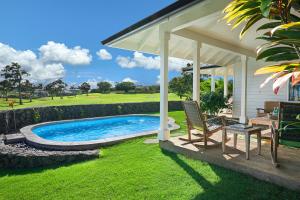 un cortile con piscina e un padiglione di Kiahuna Lani At Poipu a Koloa