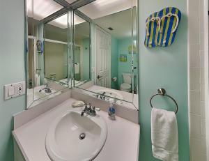 A bathroom at Boca Vista 245