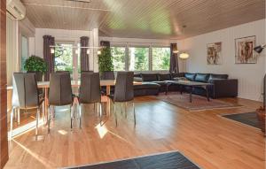ein Wohnzimmer mit einem Sofa, einem Tisch und Stühlen in der Unterkunft Pet Friendly Home In Blvand With Sauna in Blåvand