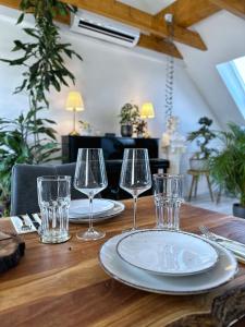 Reštaurácia alebo iné gastronomické zariadenie v ubytovaní SKYLINE Penthouse Apartment - Luxus & Zentral