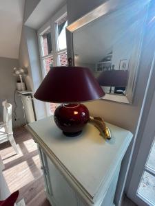的住宿－Ostsee Traum，桌子上的一盏灯,上面有一盏灯