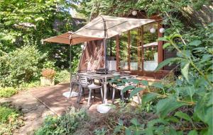 Bovenwezet的住宿－Stunning Home In Rekem-lanaken With Wifi，露台的遮阳伞下的桌椅