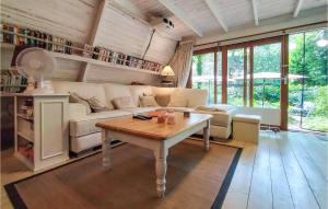 Stunning Home In Rekem-lanaken With Wifi في Bovenwezet: غرفة معيشة مع أريكة وطاولة