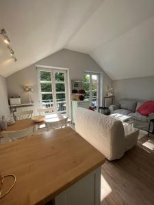 的住宿－Ostsee Traum，客厅配有沙发和桌子