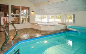 MosevråにあるAmazing Home In Oksbl With 5 Bedrooms, Sauna And Indoor Swimming Poolの大型スイミングプール(バスタブ付)