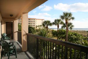 einen Balkon mit Blick auf den Strand in der Unterkunft All Seasons Vacation Resort by Libertè in St Pete Beach
