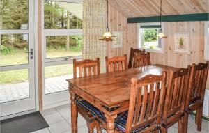 - une salle à manger avec une table et des chaises en bois dans l'établissement Awesome Home In Oksbl With 3 Bedrooms, Sauna And Wifi, à Oksbøl