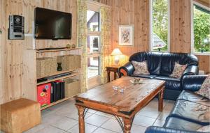 - un salon avec un canapé en cuir et une table basse dans l'établissement Awesome Home In Oksbl With 3 Bedrooms, Sauna And Wifi, à Oksbøl