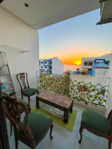 Sala de estar con banco y vistas al océano en appartement plage mahdia sable dor, en Kenitra