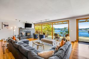 uma sala de estar com um sofá e uma lareira em Puget Sound Sanctuary Partial Home em Port Orchard