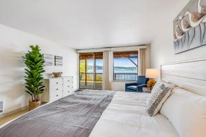 um quarto com uma grande cama branca e uma janela em Puget Sound Sanctuary Partial Home em Port Orchard