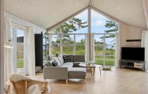 Posezení v ubytování Stunning Home In Sjllands Odde With 3 Bedrooms, Sauna And Wifi
