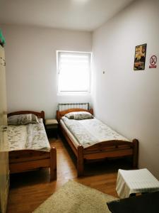 Gulta vai gultas numurā naktsmītnē Book A Room Sarajevo, Free Parking & Garden