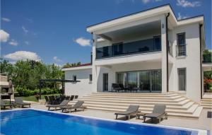 een huis met een zwembad naast een huis bij Beautiful Home In Glavina Gornja With Wifi in Gornja Glavina
