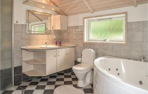 Koupelna v ubytování Three-Bedroom Holiday Home In Oksbol