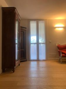 een lege woonkamer met een grote glazen schuifdeur bij Le Stanze del Brigante in Genua