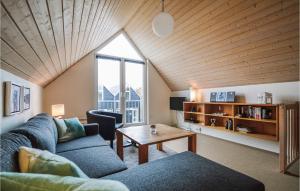 Lønne Hedeにある2 Bedroom Stunning Apartment In Nrre Nebelのリビングルーム(ソファ、テーブル付)