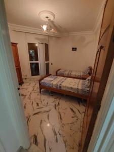 1 dormitorio con 2 camas y suelo de mármol en Appartement S+2 vue mer 20 mètres pieds dans l'eau, en Port El Kantaoui