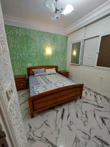 a bedroom with a bed with a marble floor at Appartement S+2 vue mer 20 mètres pieds dans l'eau in Port El Kantaoui