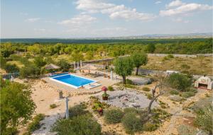 Výhled na bazén z ubytování 2 Bedroom Stunning Home In Gornje Ceranje nebo okolí