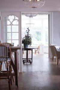 una sala da pranzo con tavolo e sedie e una sala da pranzo di Stella Maris a Svendborg