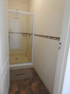 y baño con ducha y puerta de cristal. en Marlicht Vacation Resort en Margate